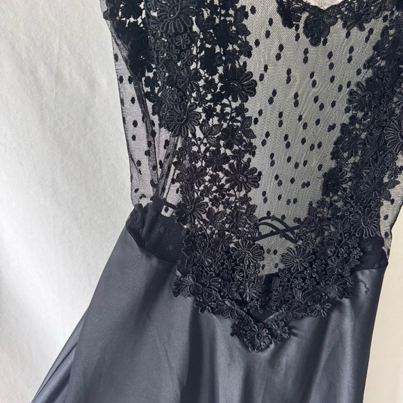 Flora Nikrooz Showstopper Long Gown / Black Lace Nightgown - Picture 4 of 12